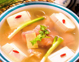 催乳食療：燉豆腐豬蹄香菇